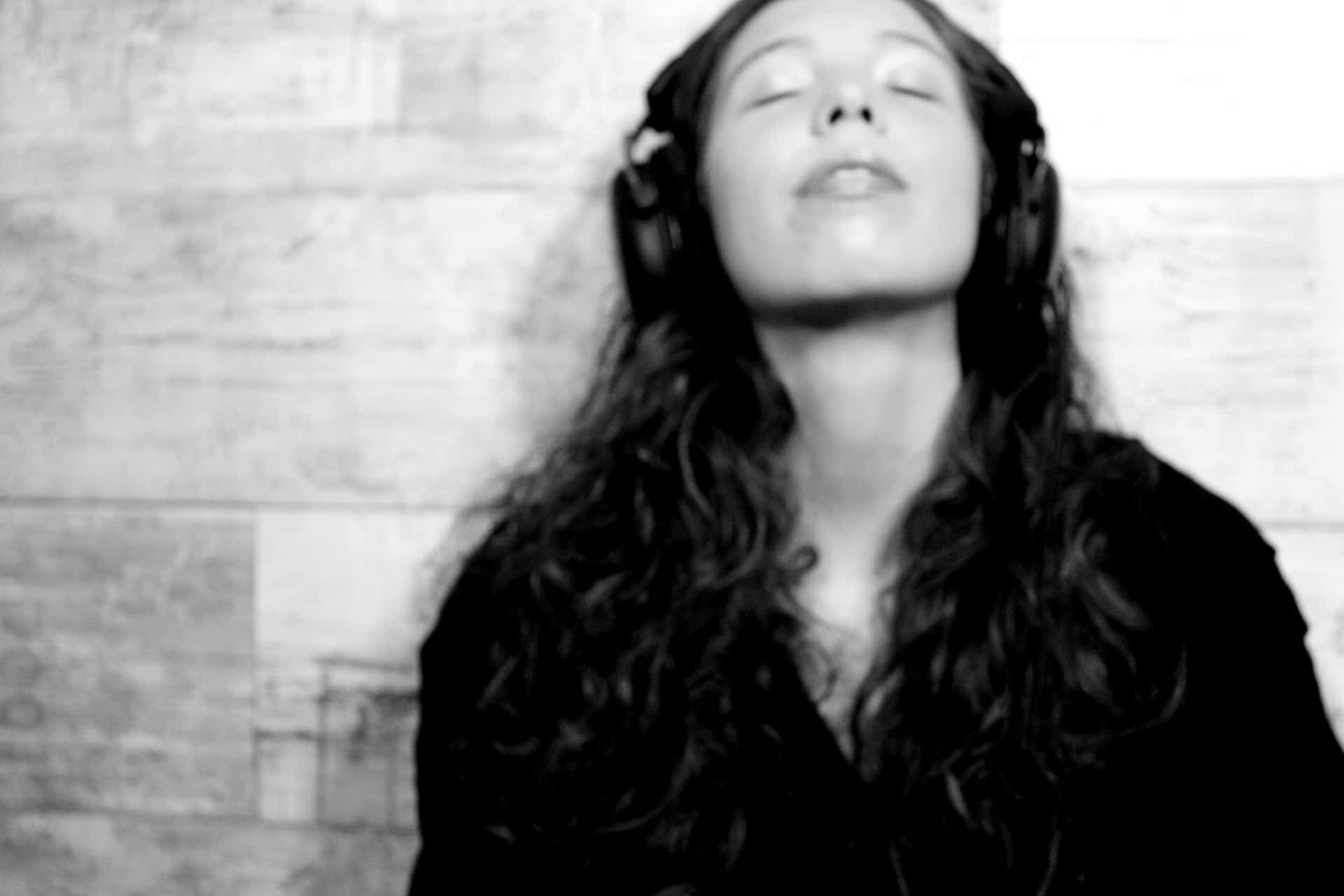 Silvia Ser escuchando música